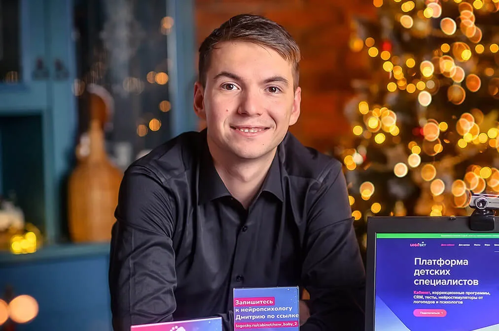 Дмитрий Денисенко у рабочего места с открытой платформой LogoSky